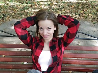 Украинка втихаря мастурбирует в парке, пытаясь не спалиться