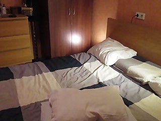 Мужик держась за огромные сиськи шлюхи, удерживает её сверху на болту