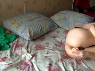 Пока никого нет дома длинноногая тёлочка с длинными ногтями рукой страстно ласкает бритую писю на кровати