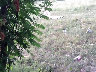 Русский мужик дрочит на улице на отдыхающую обнаженную женщину